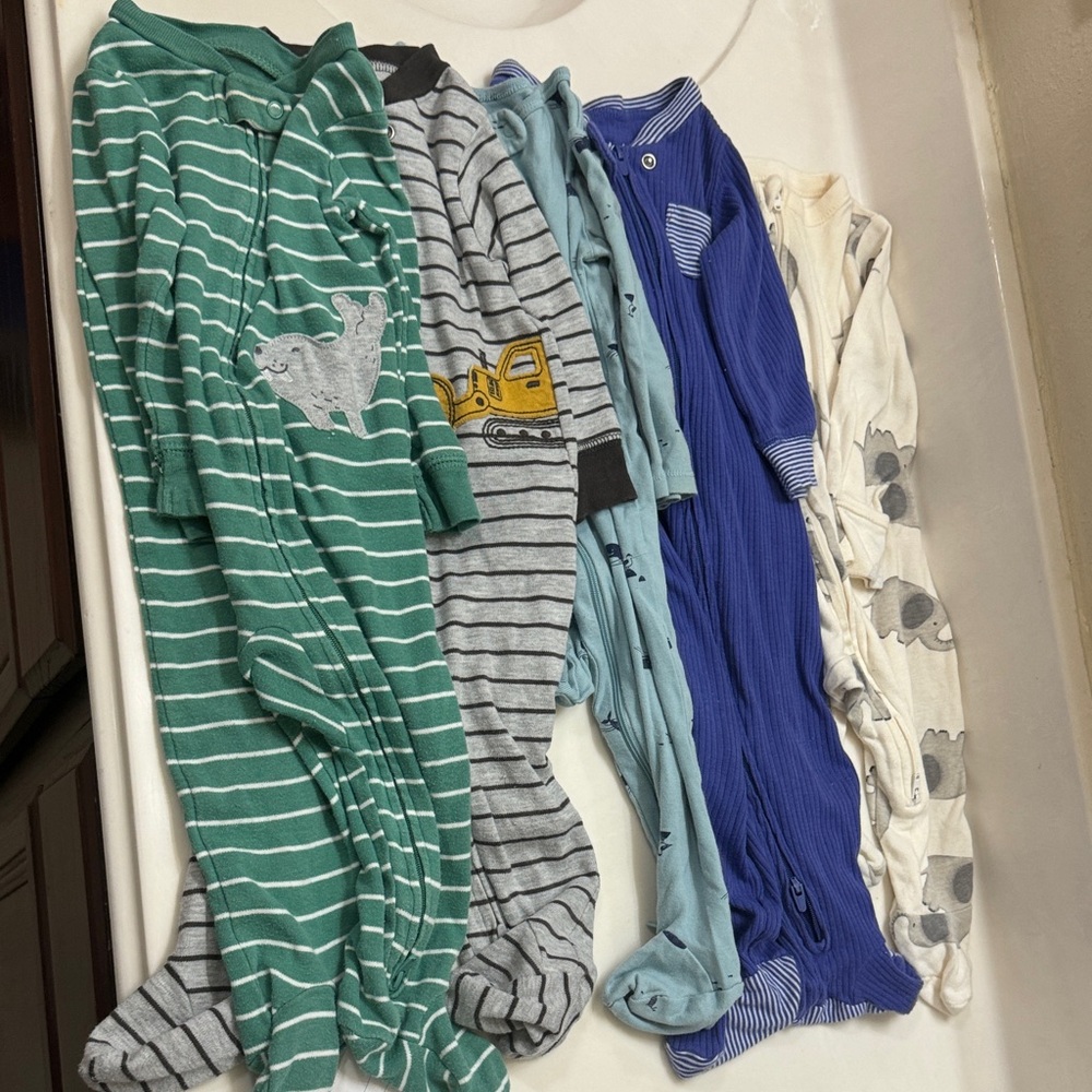 Bundle 5 pijamas 2 ways zipper size 6-9 months baby boy